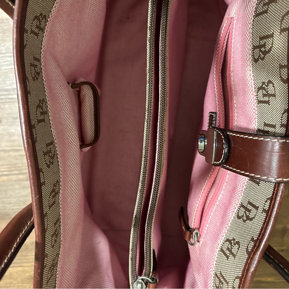 Dooney & Bourke authentic tote bag with clasp and design on outside EUC - Picture 9 of 10
